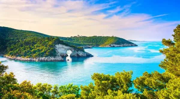Arco naturale e mare cristallino, tra le meraviglie delle attrazioni penisola del Gargano.