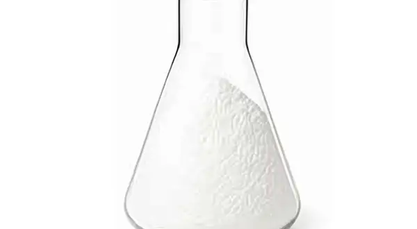 Flacon Erlenmeyer contenant une poudre blanche, rappelant le danger potentiel des polyphosphates dans certaines applications.