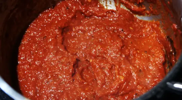 Gęsty, aromatyczny sos pomidorowy do pizzy, gotowy do użycia. Idealny wybór, jeśli zastanawiasz się, jaki sos pomidorowy do pizzy wybrać.