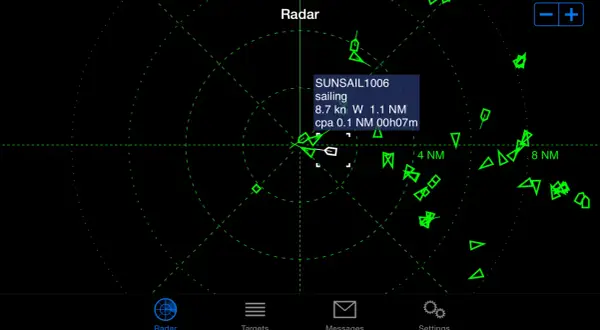 Schermo radar con simboli di navi e informazioni AIS sul traffico marittimo.