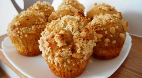 Pięć puszystych muffinek na maślance, posypanych chrupiącą kruszonką, czeka na talerzyku.