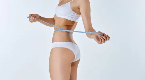 Liposukcja kawitacyjna: co to jest? Bezinwazyjne modelowanie sylwetki