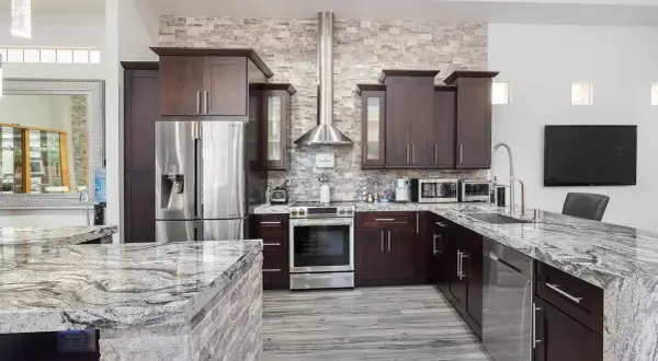 Cucina moderna con isola in marmo. Scopri come pulire il marmo pavimento per mantenerlo splendente.