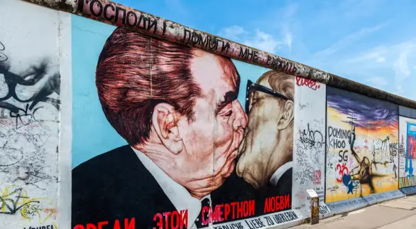 Słynny pocałunek Breżniewa i Honeckera na pozostałościach muru berlińskiego, symboliczny obraz wolności, gdy obalili mur berliński.