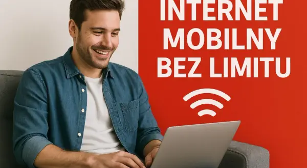 Uśmiechnięty mężczyzna z laptopem, cieszący się swobodą, jaki internet mobilny bez limitu.