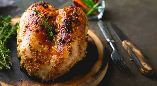 Petto di pollo arrosto con senape e erbe aromatiche, perfetto per le tue ricette con il petto di pollo.