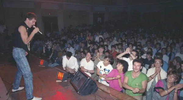 Koncert Lady Pank, tłum skanduje "Zamki na piasku".