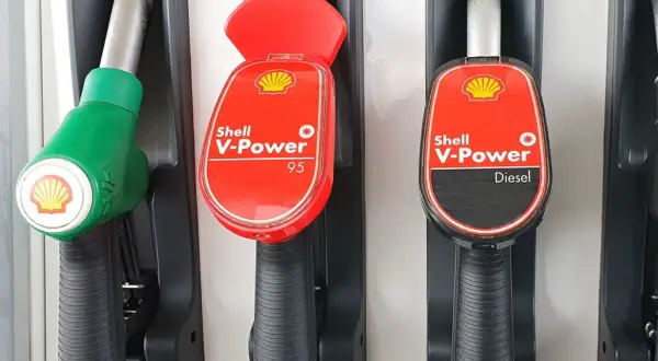 Dwa dystrybutory paliwa Shell V-Power: jeden z zieloną końcówką i oznaczeniem 95, drugi z czerwoną i napisem Diesel. Ceny paliw dzisiaj.