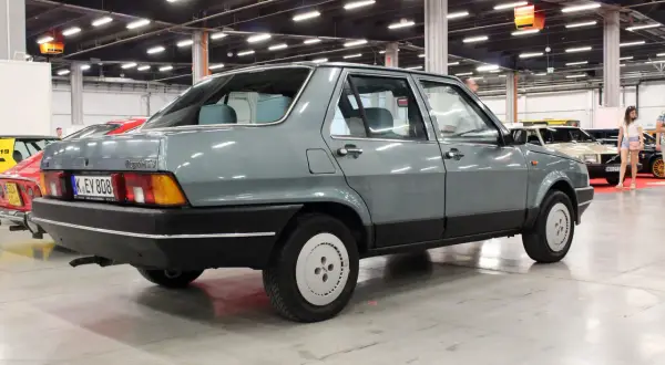 Szary Fiat Regata z lat 80. na wystawie samochodowej.