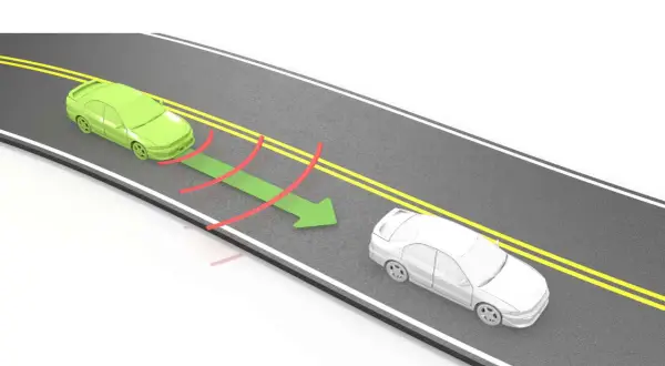 Un coche verde y uno blanco en la carretera. Una flecha verde indica que al aumentar la velocidad la distancia de detención.