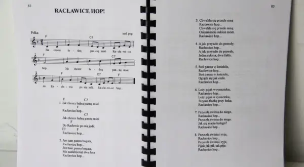 Strona ze śpiewnikiem piosenki biesiadne, nuty i tekst do piosenki "Racławice hop!".