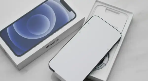 Nowy iPhone w pudełku, gotowy do pomocy w tym, jak przenieść kontakty z Androida na iPhone.
