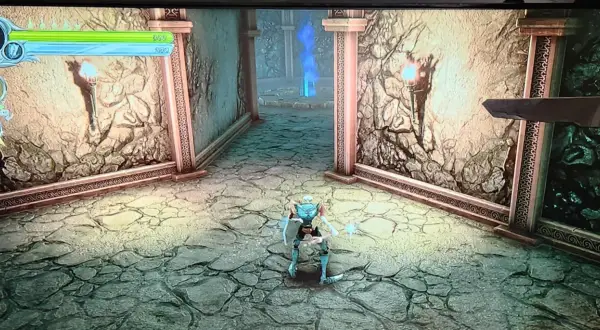 Postać w zbroi w grze medievil 2 remake przemierza kamienny korytarz z pochodniami i niebieskim płomieniem w oddali.