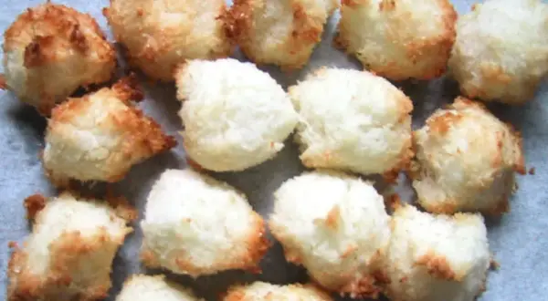 Des boules de coco dorées et moelleuses, parfaites pour une recette boule coco facile et rapide.