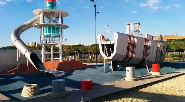 Parque infantil temático de barcos y faros en Almería, ideal para familias.