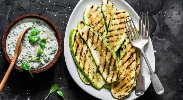 Perfekt gegrillte Zucchinischeiben mit Kräuterquark. Ein leichter Genuss, der Lust auf mehr macht.