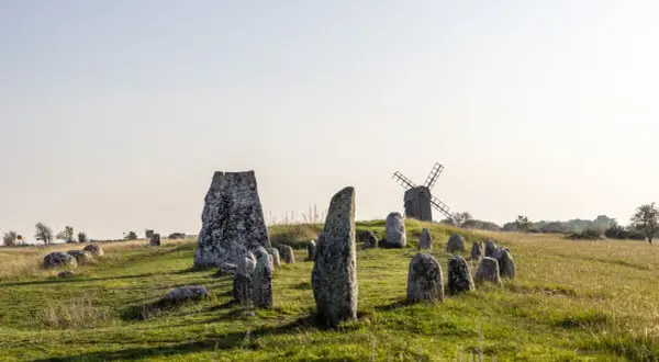 Stenformationer och en väderkvarn på lilla alvaret.