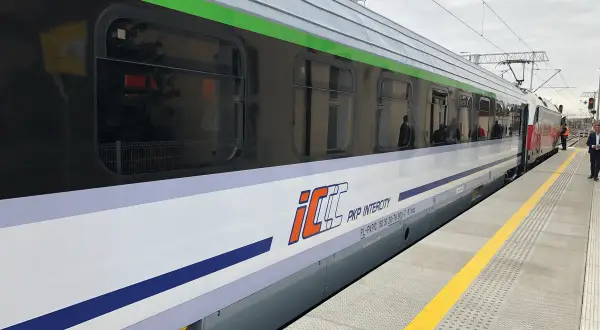 PKP Intercity - eic co to za pociąg? Nowoczesny skład z charakterystycznym logo na białym tle, gotowy do podróży.