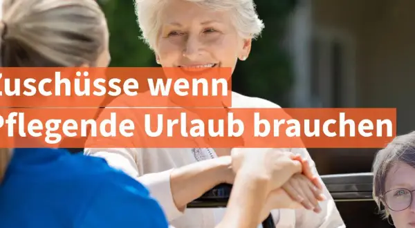 Zuschuss Pflegekasse: Urlaub für pflegende Angehörige. Eine ältere Frau lächelt, während eine Pflegerin ihre Hand hält.