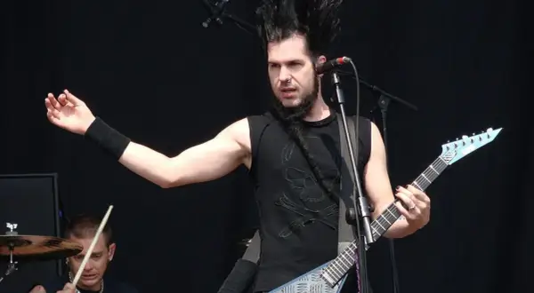 Wayne Static z zespołu Static-X, którego produkcja filmu o nim została wstrzymana przez rodzinę, gra na gitarze.
