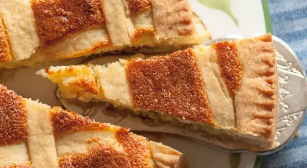 Ein Stück Pastiera Napoletana, ein traditioneller italienischer Kuchen, der nach einem klassischen Rezept zubereitet wurde.