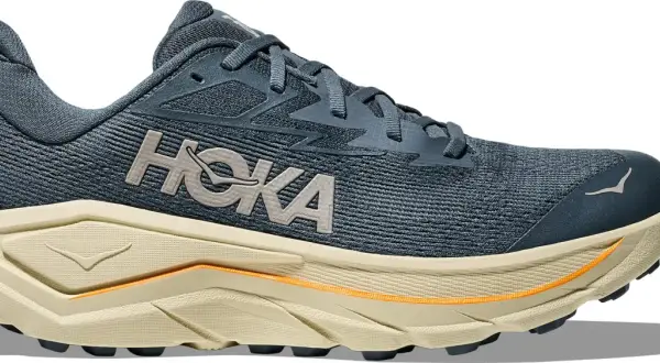 Chaussure de course Hoka bleu marine, avec semelle épaisse beige et détails orange. Le logo Hoka est bien visible. Parfaite pour le trail avec son drop 8mm.