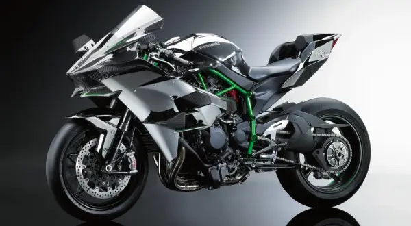 Srebrno-czarny Kawasaki Ninja H2R, znany jako najszybszy motor na świecie, z zieloną ramą i detalami z włókna węglowego.