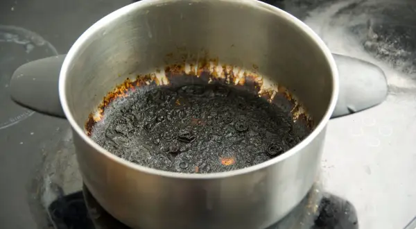 Casserole brûlée, un danger potentiel. La nourriture carbonisée au fond de la casserole indique une cuisson trop longue ou à feu trop vif.