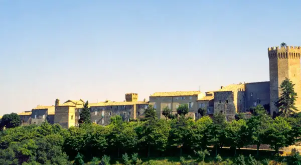 Borgo antico e imponente castello dominano il paesaggio collinare del Moresco, Marche.