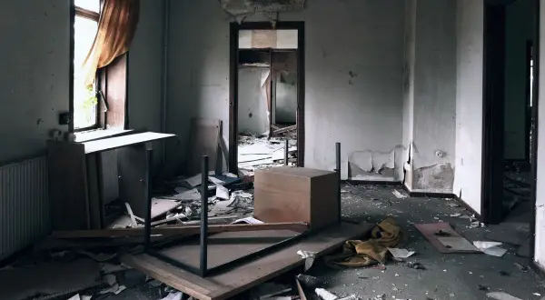 Habitación abandonada con escombros y muebles rotos. Un escenario que te hace pensar: ¿qué pasa si compro un piso ocupado?