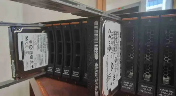 Dyski SSD w obudowie serwerowej, gotowe do konfiguracji SSD RAID. Widoczne etykiety z danymi technicznymi dysków.