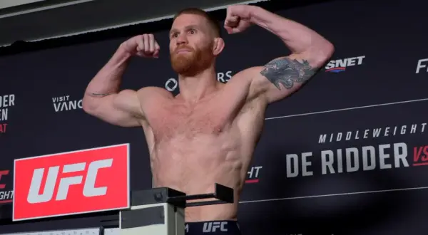 Matt Frevola, med skägg och tatueringar, poserar muskulöst på UFC-vågen.