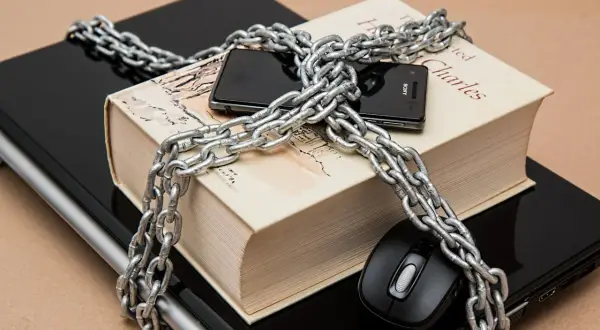 Zabezpieczony łańcuchem laptop, książka i telefon. Jak wyłączyć Avast?