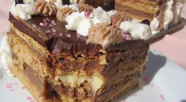 Deliciosa tarta de la abuela Thermomix, con capas de galleta, crema de chocolate y nata. ¡Un postre casero irresistible!