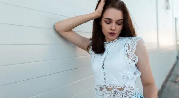 Koronkowy top stylizacje: Jak nosić go na co dzień i od święta?