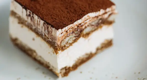 Un délicieux tiramisu chocolat, avec ses couches crémeuses et sa poudre de cacao.