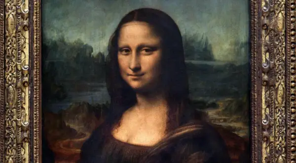 Portret Mony Lisy w złoconej ramie. Jej tajemniczy uśmiech sprawia, że zastanawiamy się, ile jest warta Mona Lisa.