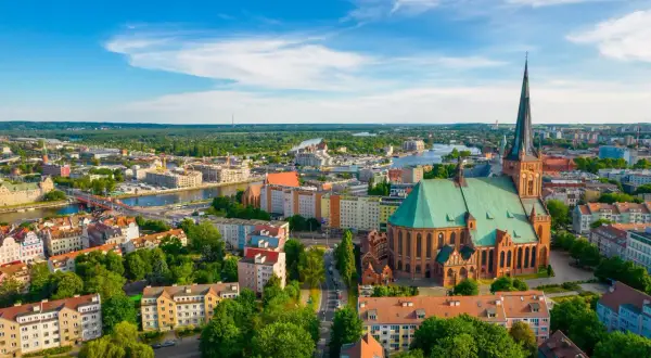 Szczecin atrakcje dla młodzieży: widok na miasto z katedrą i rzeką. Idealne miejsce na wakacje pełne wrażeń!