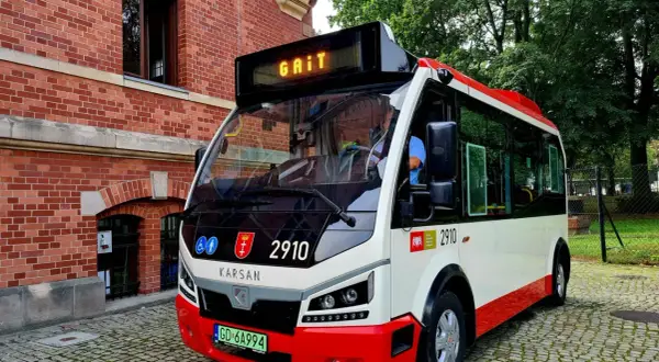 Autobus linii 2910 Karsan, z napisem "GAIT" na wyświetlaczu, czeka na pasażerów. Sprawdź pkp katowice rozkład jazdy koleje śląskie.