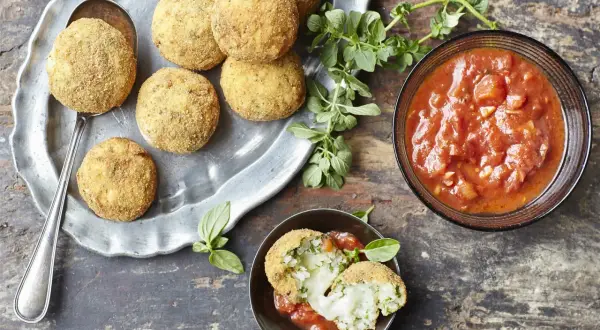 Arancini dorés et croustillants servis avec une sauce tomate savoureuse, parfaits pour tremper.