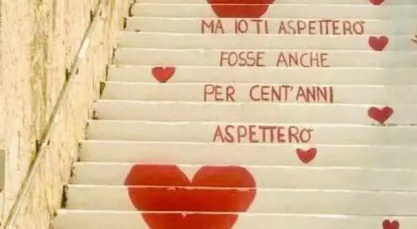 La scala dell'amore, con cuori rossi e la scritta "Ma io ti aspetterò, fosse anche per cent'anni, aspetterò".