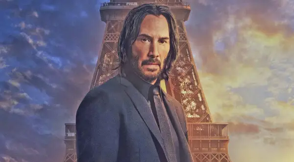John Wick, im Anzug vor dem Eiffelturm, bereit für John Wick 5.