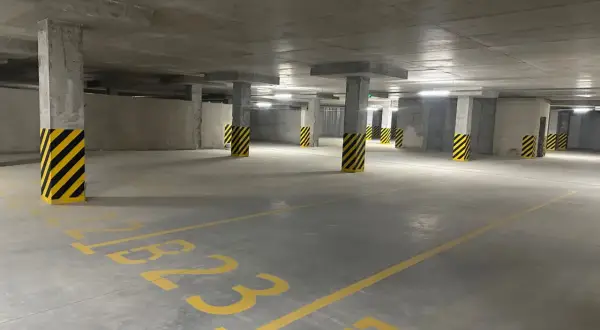 Parcheggio condominiale con posti auto numerati. Scopri il prezzo per l'affitto posto auto condominiale.