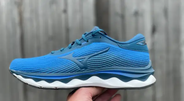 Niebieski but do biegania Mizuno Wave Sky 5 z charakterystycznym logo.