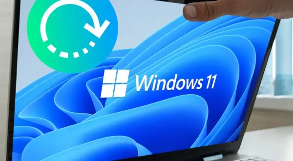 Icono de reinicio sobre pantalla de portátil con Windows 11. Preparado para reinstalar Windows 11.