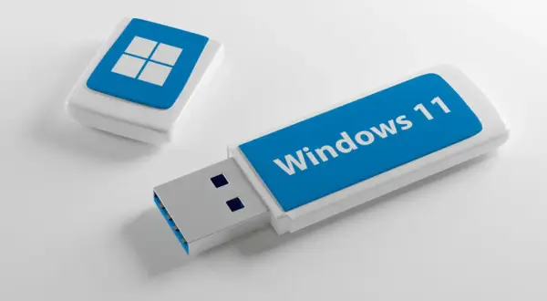 Dwa pendrive'y z logo Windows 11 na białym tle.