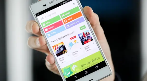 Smartfon z otwartym Sklepem Play. Zobacz, jak wylogować się ze Sklepu Play, aby zarządzać kontem.
