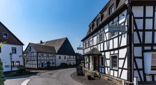Fachwerkhaus "Hohkeppeler Hof" mit Schild, Gasthof-Restaurant-Café, Guffel Kölsch.