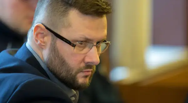 Ryszard Sawicki, piosenkarz, w okularach i marynarce, z zarostem. Jego życiorys to historia pasji do muzyki.