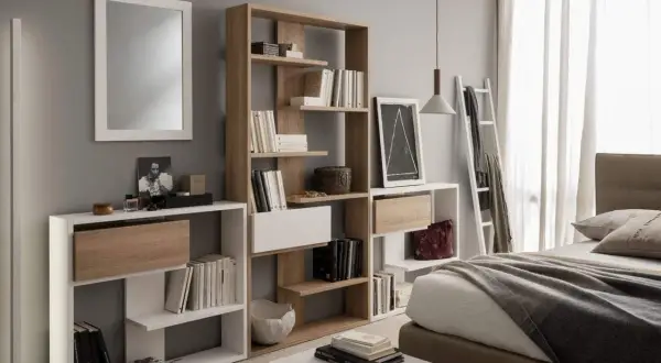 Moderna camera da letto con specchio, letto, e diverse piccole librerie piene di libri e oggetti decorativi.